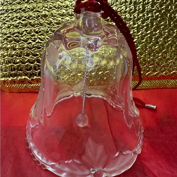 Christmas bell, etched tempered glass.
5” round, 5.5 “ height - Picture 3 of 4